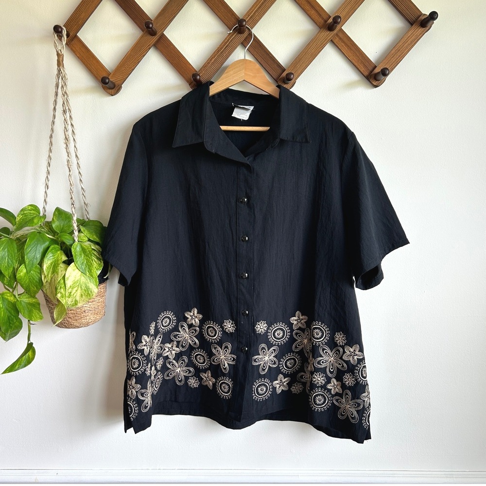 BonWorth Black Floral Embroidered Short Sleeve Button Down Shirt Vintage